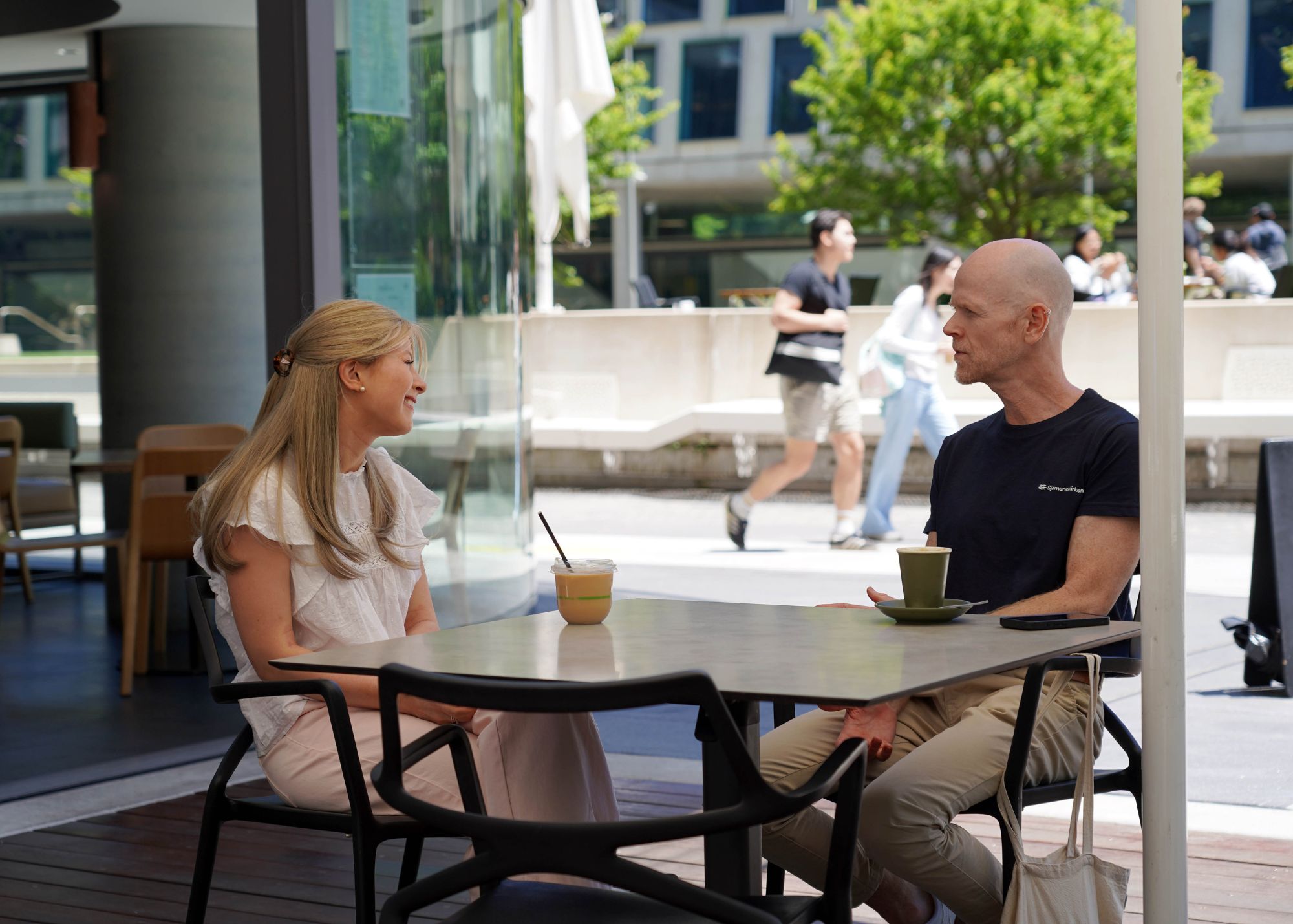 Eva R. Gaarder og Håvard Osland på kafé på UTS i Sydney.