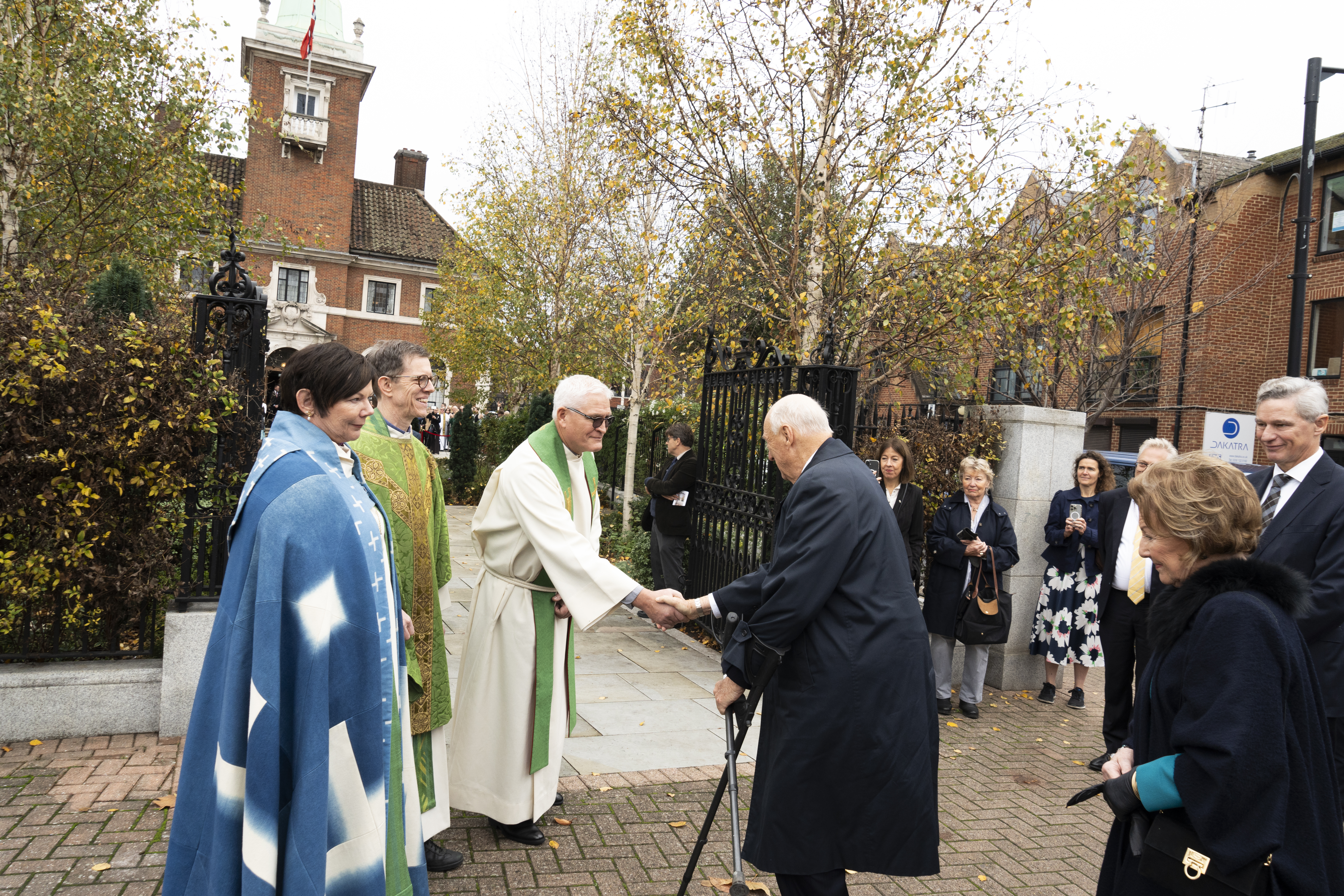 Biskop Ragnhild Jepsen, sjømannsprest Geir Øy og generalsekretær i Sjømannskirken Jeffrey Huseby ønsker kongeparet velkommen.