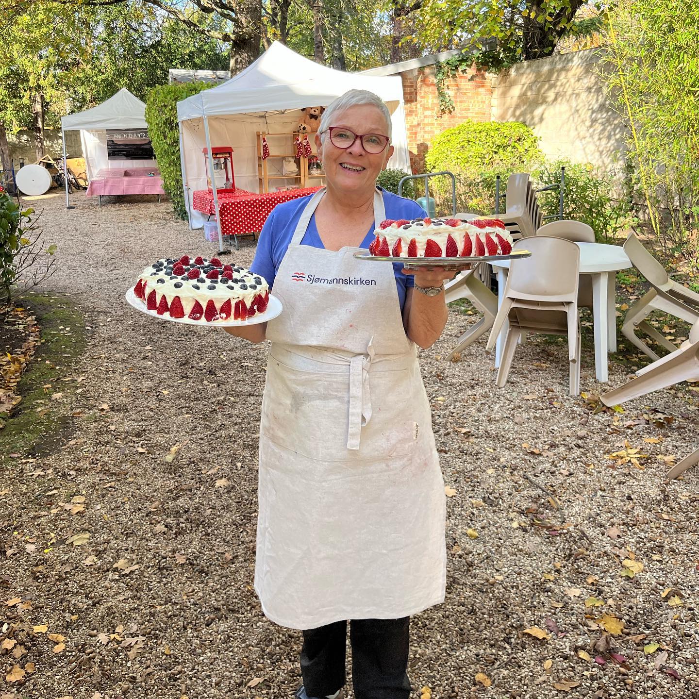 130 FRIVILLIGE: Ved Sjømannskirken i Paris var 3500 besøkende innom i løpet av en julemarkedshelg. 130 frivillige var i sving , en av dem er May som er spesialist på bløtkakebaking.