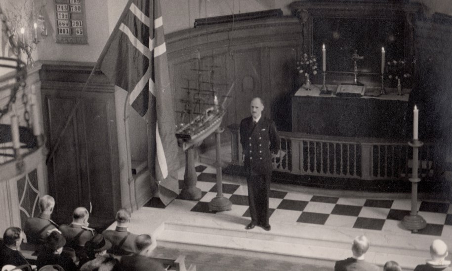 VIKTIG SAMLINGSPUNKT: Sjømannskirken i London ble et viktig samlingspunkt for krigsseilere og andre nordmenn i eksil. Kong Haakon var en hyppig gjest, og her holder han tale i kirken 17. mai 1941.
