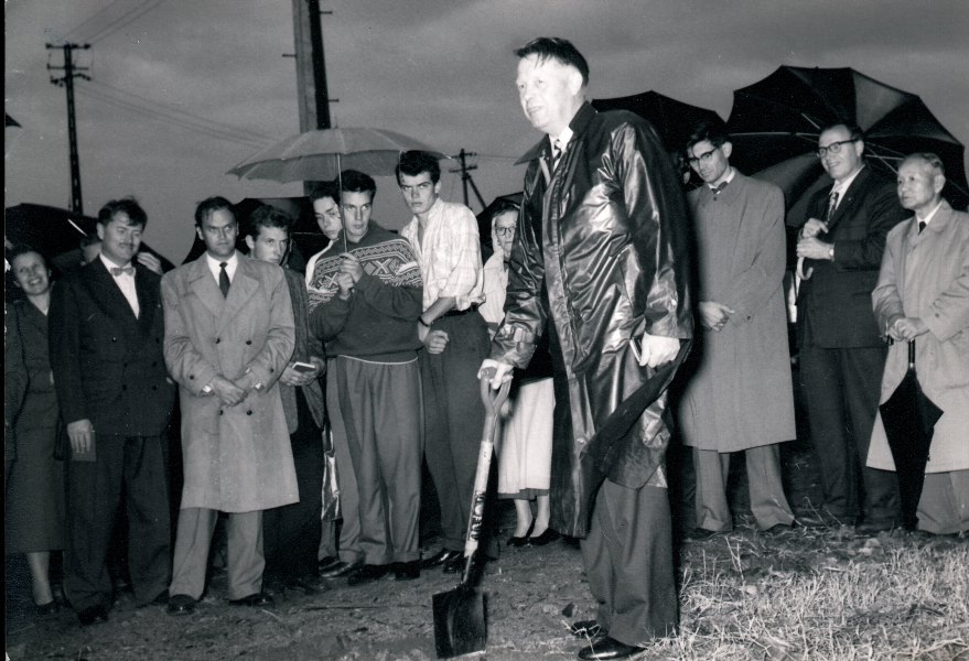 DET FØRSTE SPADESTIKKET