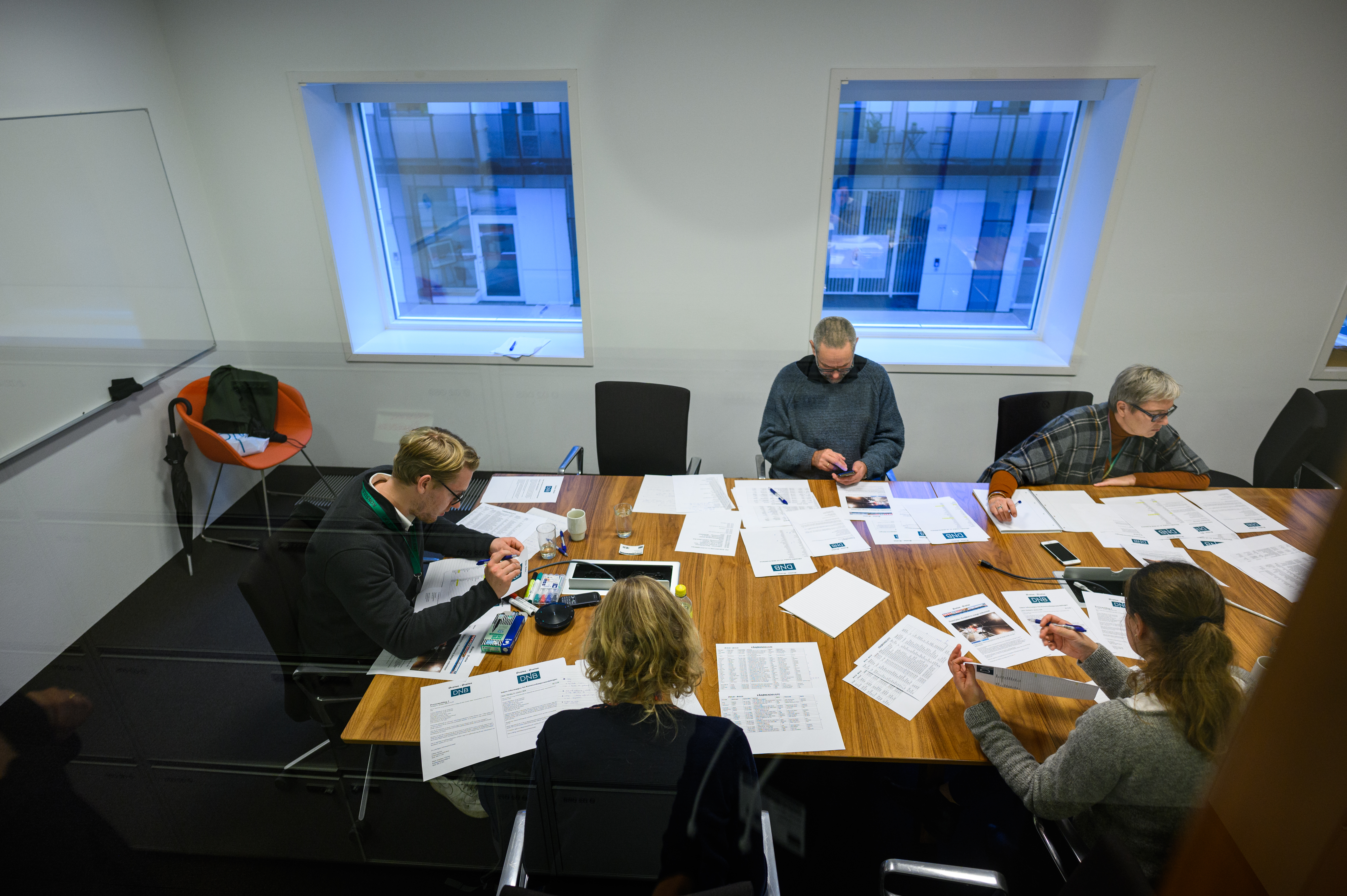 En av de sju gruppene i aksjon under PIO-kurset. Profesjonelle skuespillere ringer inn, mens gruppen fungerer som kontakttelefon for pårørende.