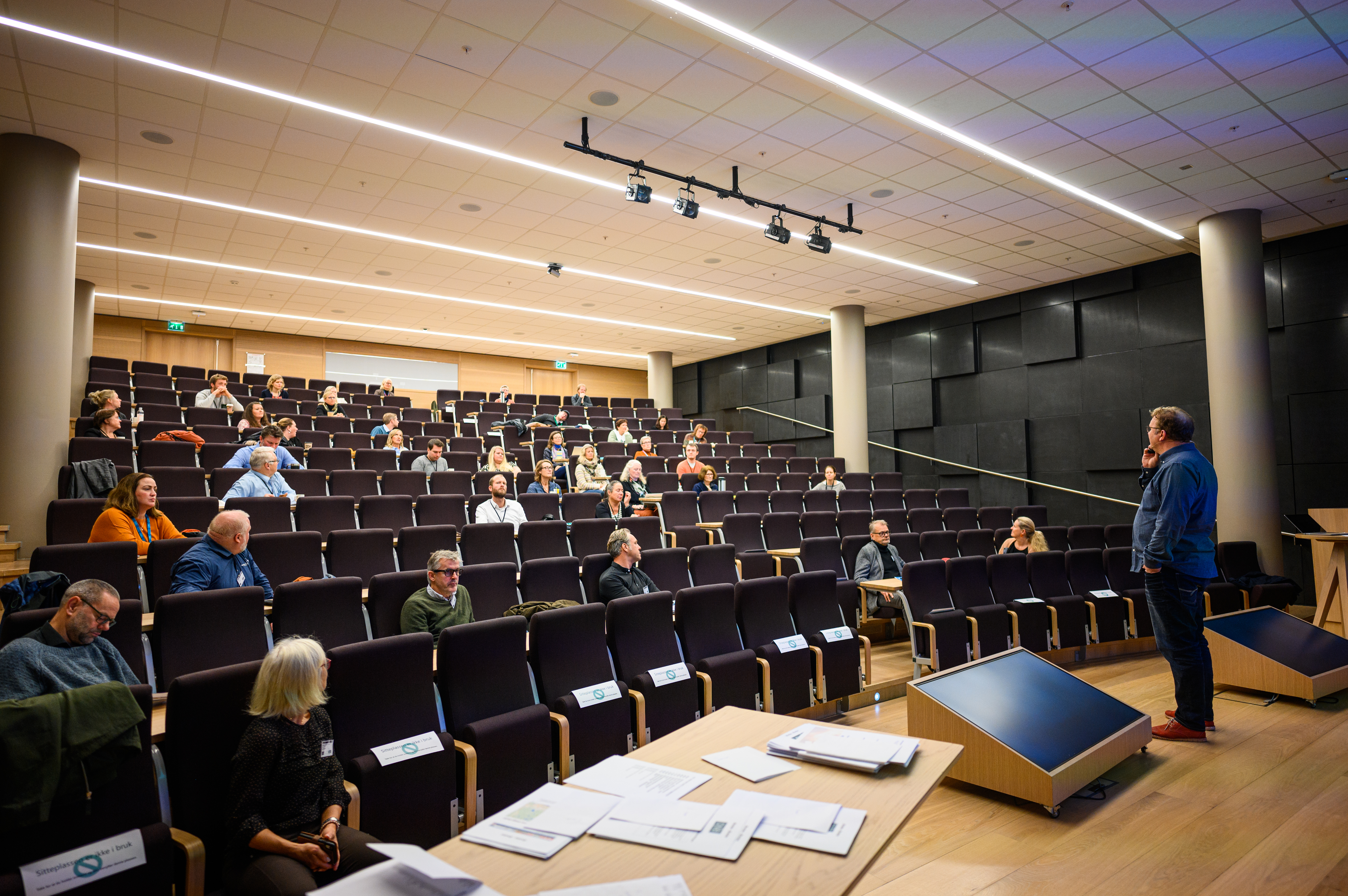 I tråd med smittevernreglene, sitter kursdeltakerne med god avstand til hverandre i DNB-auditoriet.