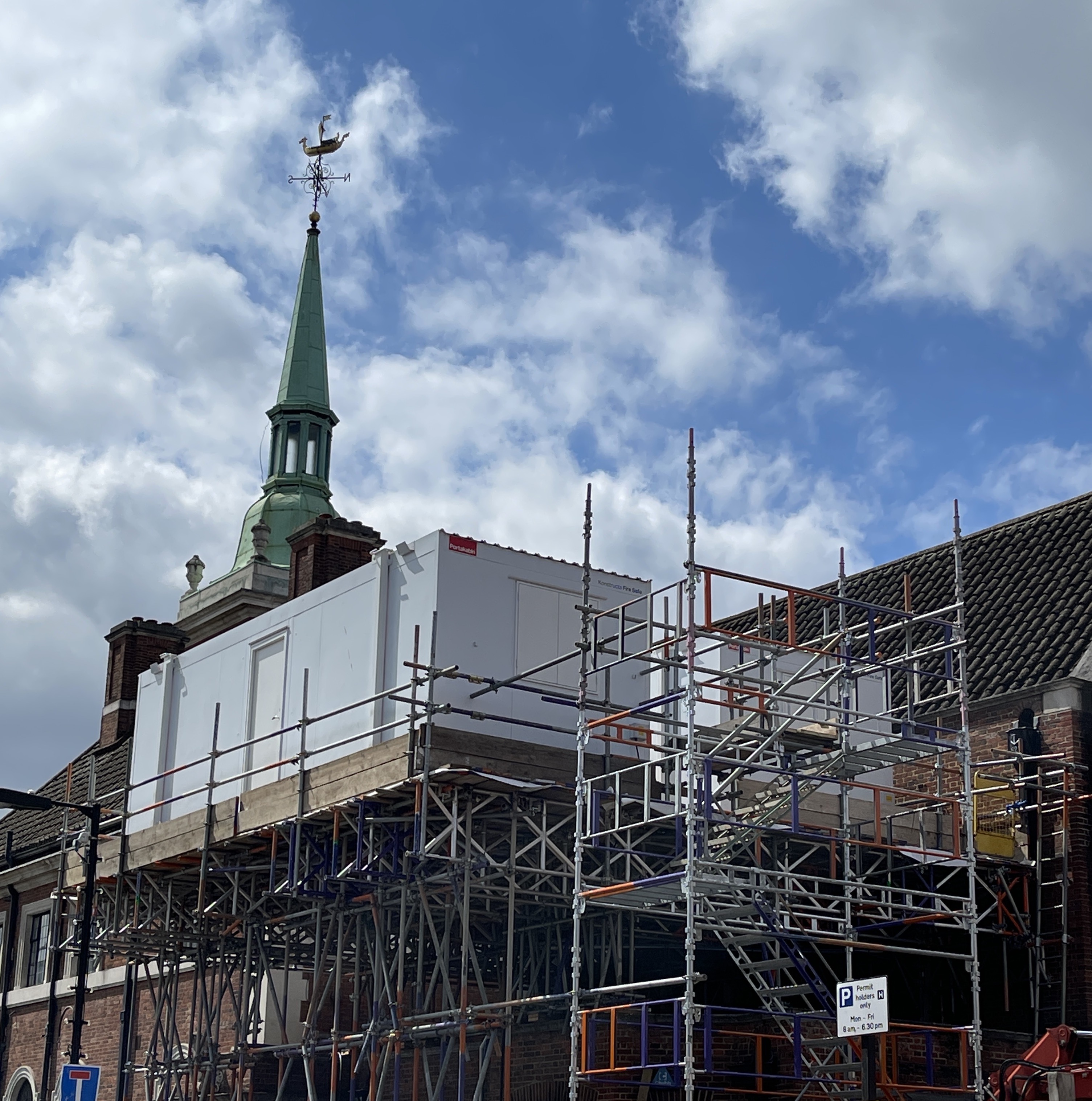 Byggekontoret på plass over sakristiet på kirken