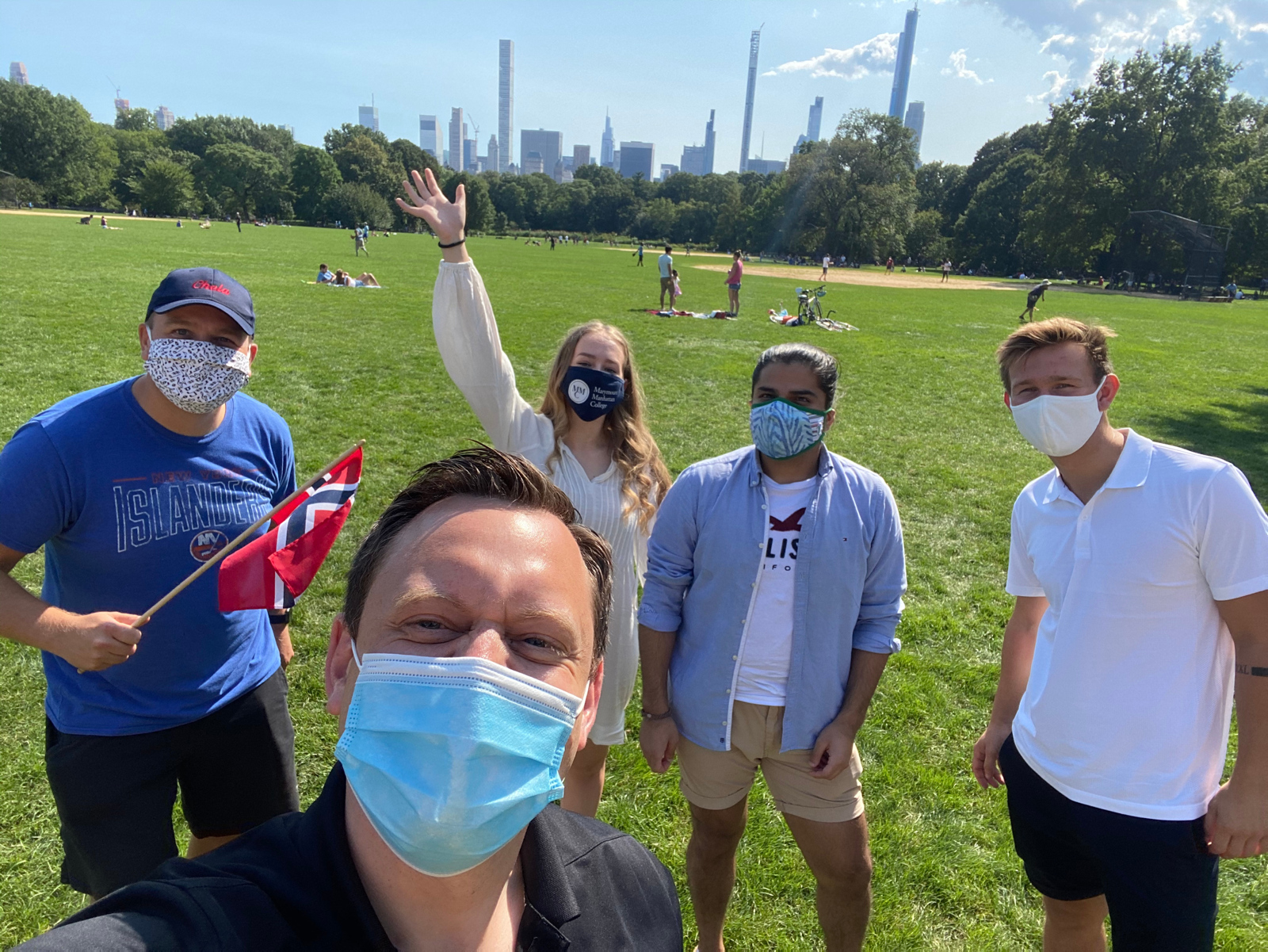 Sjømannsprest Odd Inge Tangen har for tiden noen fysiske møter med studenter, som her i Central Park, samt samt digitale konfirmantsamlinger, gudstjenester, og jevnlig samtaler på telefon med eldre.