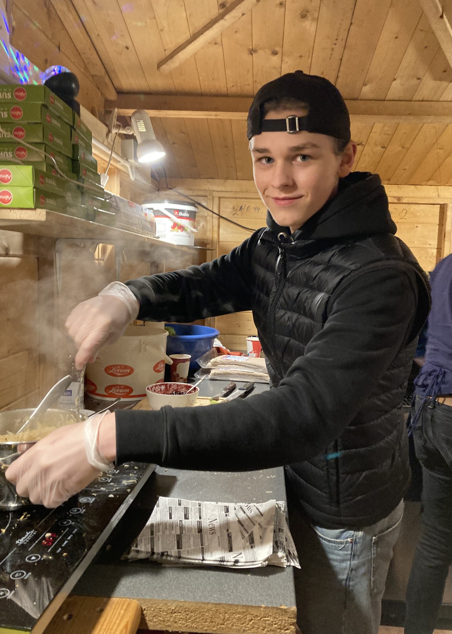STOR MENY: Ved julemarkedet i Hamburg kunne en kose seg med i vafler, sveler og lefser. Gløgg, kaffe og kaker. Pølser, elgburgere, fiskesuppe, laks og kaviar.