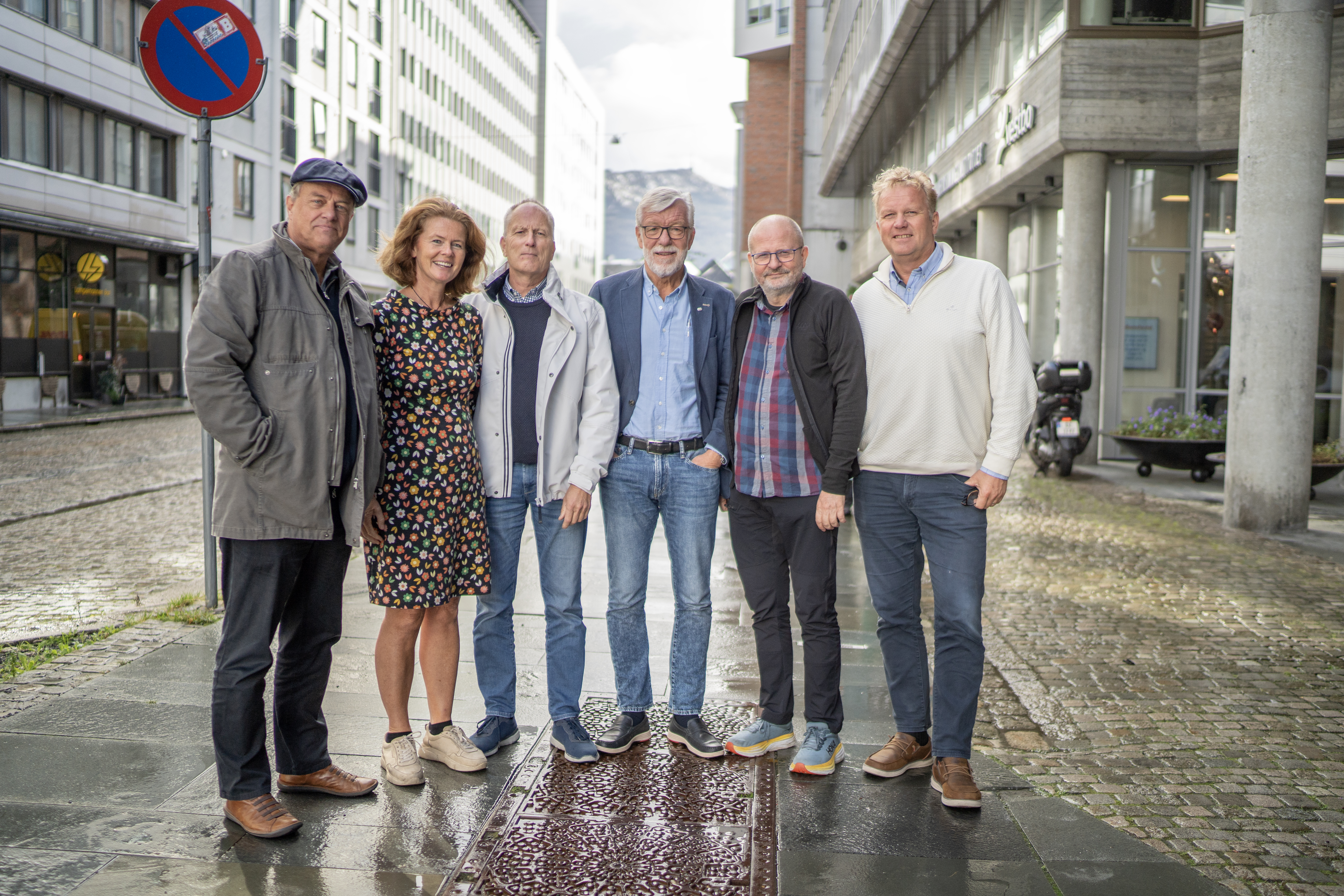 Verden rundt: Sjømannskirken har en rekke ambulerende prester verden over. Fra venstre: Leif Magne Helgesen, Anne Netland, Knut Lyngseth, Øyvind Aadland, Stein Vangen og operativ leder Jan Stellef Rønningen. (Foto: Kai Flatekvål)