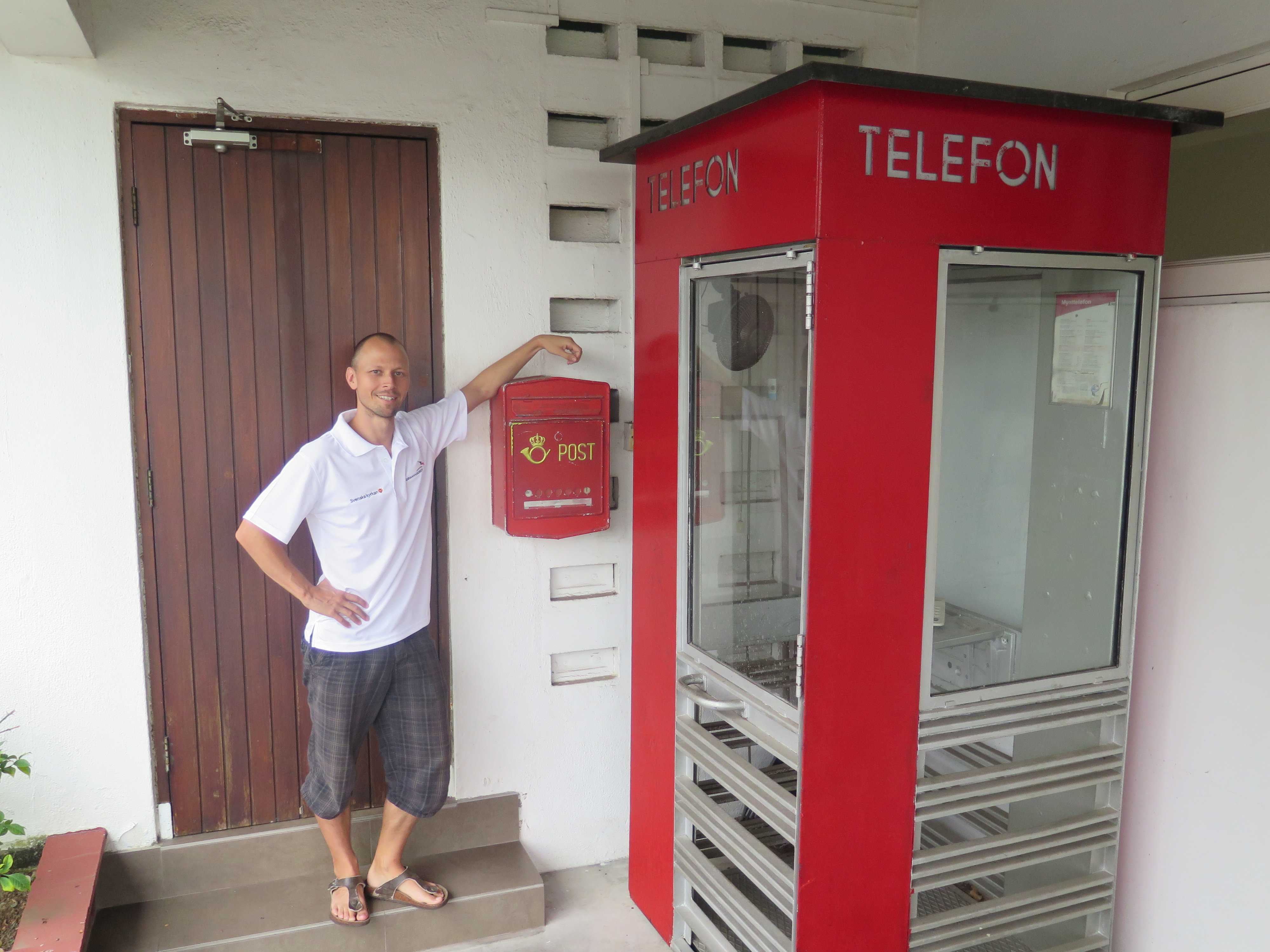 Sjømannsprest Kristian Kvalem poserer foran «den norske kroken» utenfor Sjømannskirken i Singapore. Foto: Øystein Tønnessen